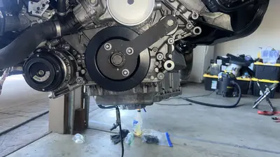 ติดตั้ง harmonic balancer แล้ว — เห็นเครื่องหมาย BMW บนพูลเลย์