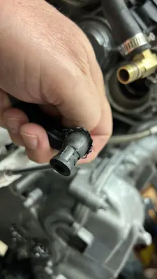 ใส่ข้องอพลาสติกเข้ากับท่อถักระหว่างติดตั้งอุปกรณ์