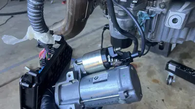 สตาร์ทเตอร์ Denso ในมือข้างกล่องรวมสาย — การเดินสายและทิศทางสำหรับประกอบกลับ